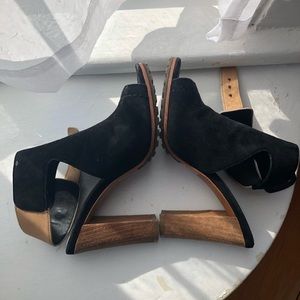 Elie Tahari Leather Heels